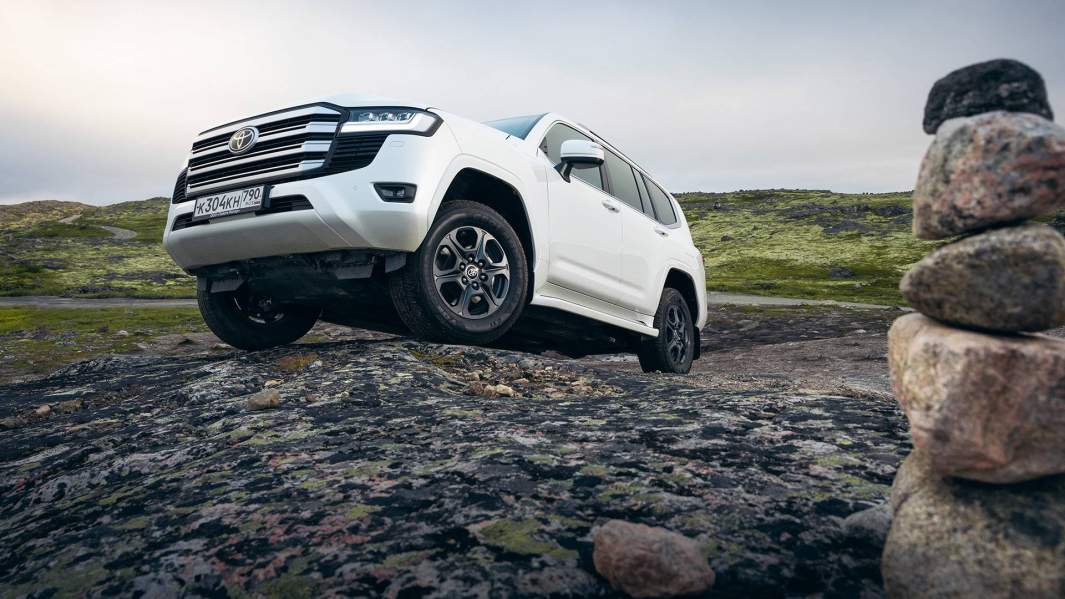 Угол въезда «внедорожной» версии такой же, как и у TLC200: 32 градуса. Угол въезда «городской» версии меньше: 24 градуса. Угол съезда обеих машин чуть меньше, чем у «двухсотки»: 25 градусов.  Клиренс вырос на 5 мм, до 235 мм  