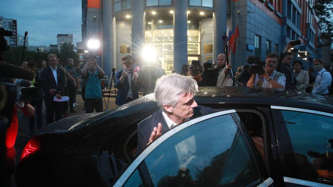 Майкл Калви на выходе из Мещанского суда