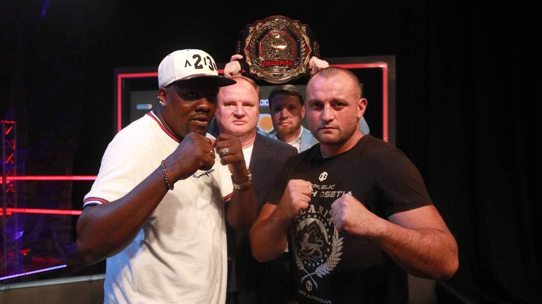 Экс-чемпион мира в первом тяжелом весе Гильермо Джонс и победитель Гран-при «Короли Нокаутов Трофи» Виталий Кудухов на пресс-конференции, посвященной боксерскому турниру «Бойцовского клуба РЕН ТВ»