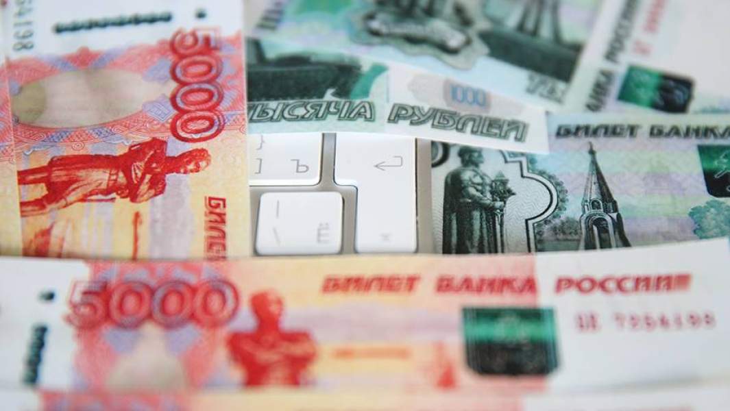 Купюры рубля и клавиатура