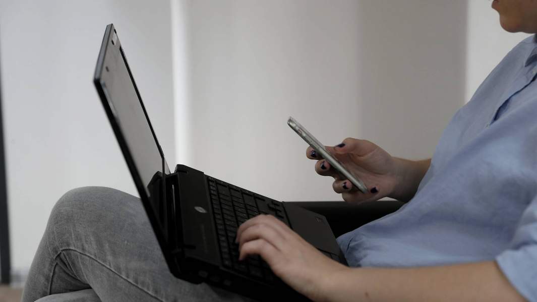 девушка за ноутбуком