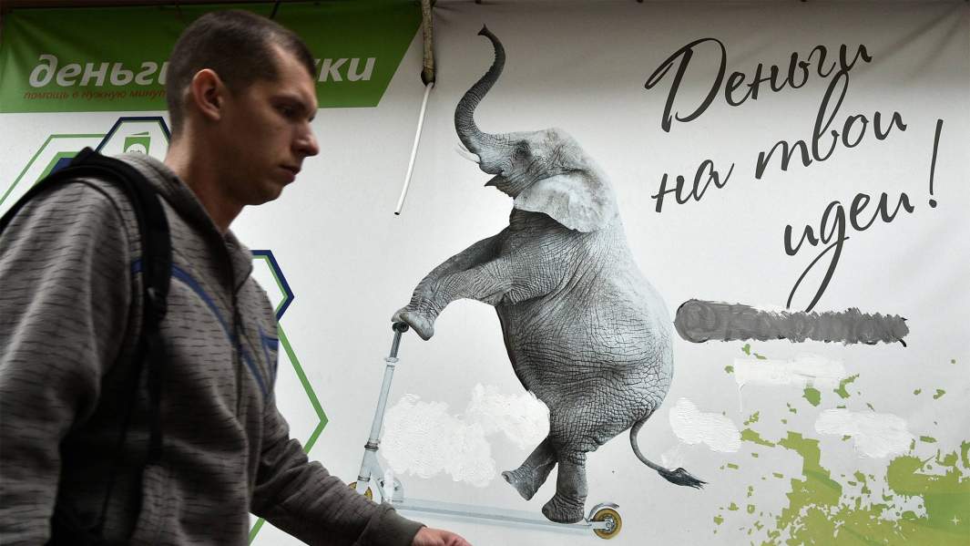 человек на фоне рекламного щита