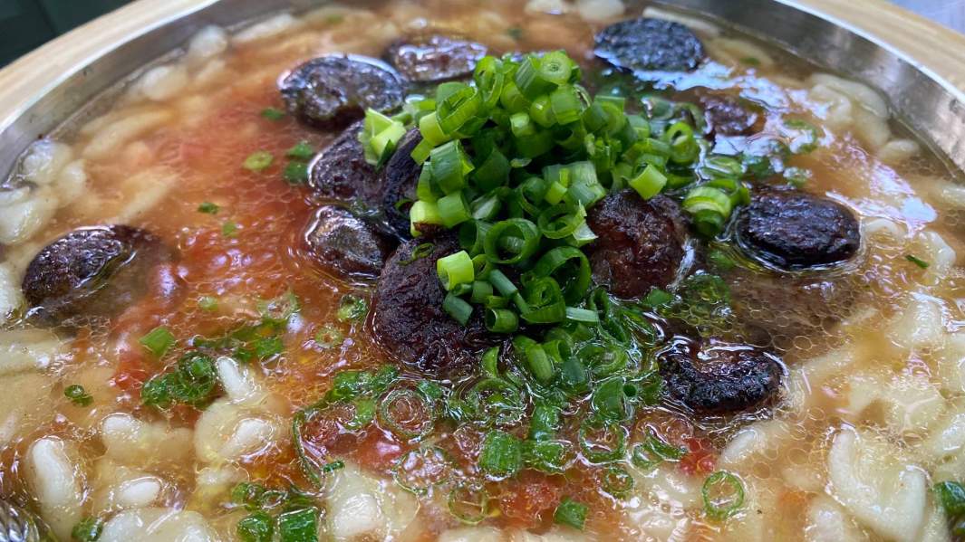 хинкал с сушеной колбасой, томатами и луком