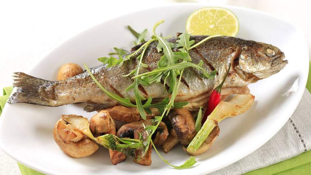 Рыба на тарелке с картофелем и грибами