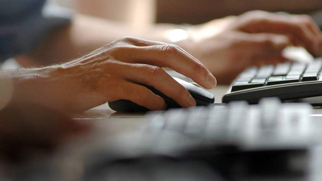 Мужчина работает за компьютером