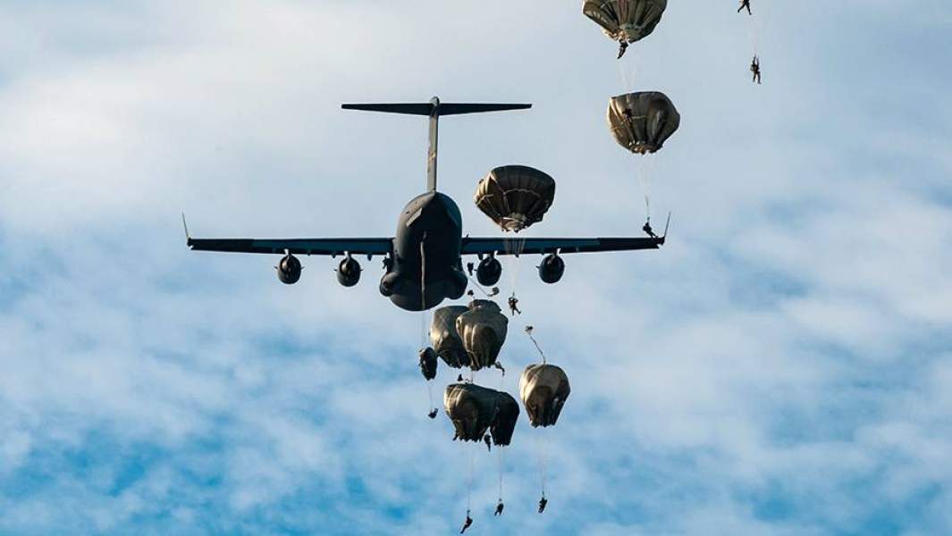 Солдаты армии Германии во время десантирования