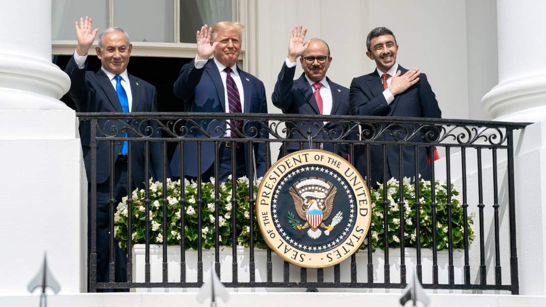 Президент Дональд Трамп вместе с министром иностранных дел Бахрейна доктором Абдуллатифом бин Рашидом Аль-Заяни, премьер-министром Израиля Биньямином Нетаньяху и министром иностранных дел Объединенных Арабских Эмиратов Абдуллой бен Заидом Аль Нахайяном после подписания соглашения Абрахама, Вашингтон, 15 сентября 2020 года
