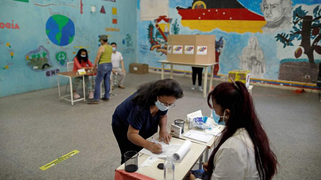 Женщина голосует на праймериз правящей Социалистической партии Венесуэлы на ноябрьских региональных выборах губернаторов и мэров в Каракасе