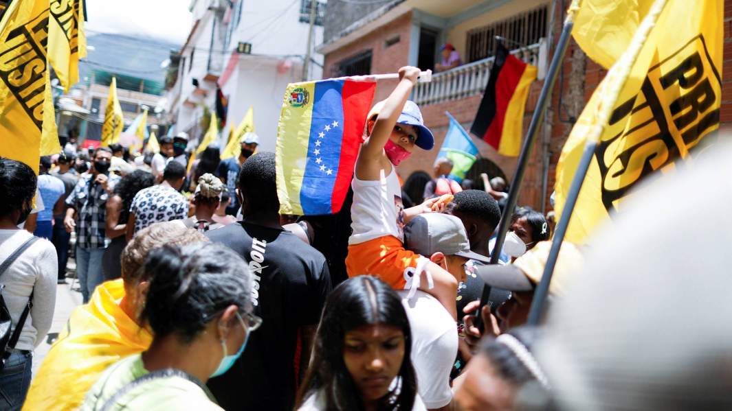 Девушка держит флаг Венесуэлы во время политического митинга лидера оппозиции Карлоса Окариса, кандидата на пост губернатора штата Миранда, в преддверии ноябрьских региональных выборов