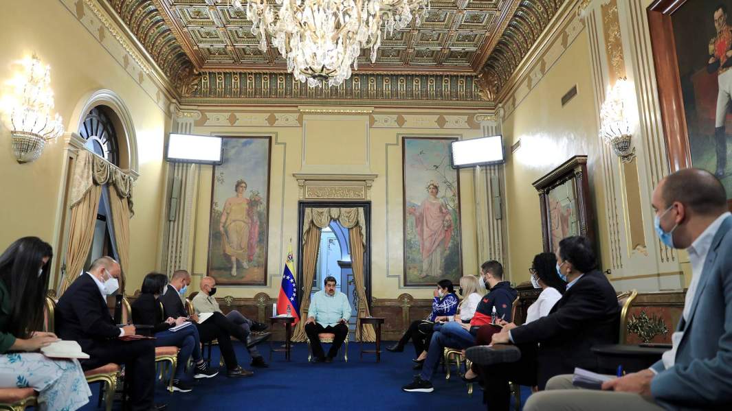 Президент Венесуэлы Николас Мадуро встречается с представителями правительства, направляющимися в Мексику для проведения второго раунда переговоров с оппозицией