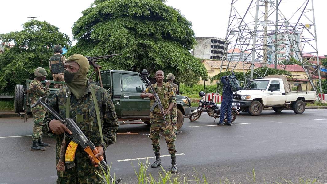 Солдаты армии удерживают блокпост после восстания, которое привело к свержению президента Альфы Конде в районе Калум в Конакри в Гвинее, 6 сентября 2021 года