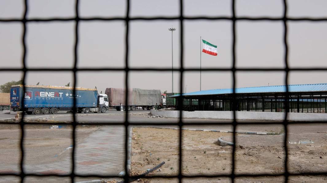 Флаг Ирана на границе с Афганистаном