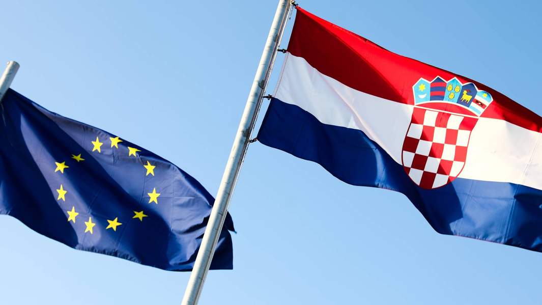 Флаги Сербии и Евросоюза