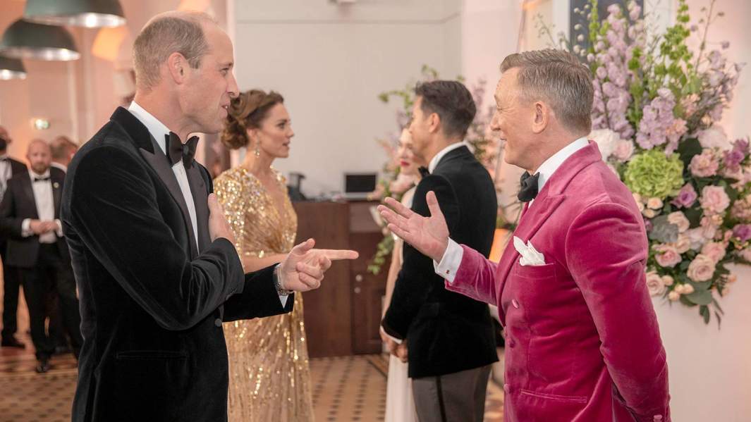 Британский принц Уильям, герцог Кембриджский, беседует с актером Дэниэлом Крейгом на мировой премьере нового фильма о Джеймсе Бонде «Не время умирать» в Королевском Альберт-холле, Лондон