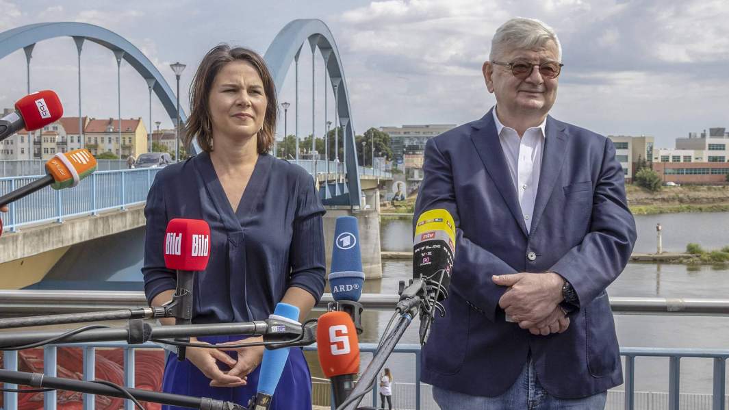  Аналена Бербок и бывший министр иностранных дел Йошкар Фишер во время предвыборной поездки