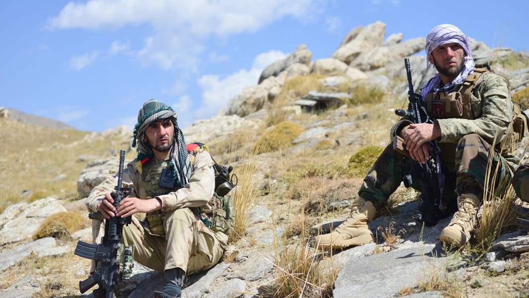 Афганские борцы с талибами отдыхают в районе Анаба, провинция Панджшер