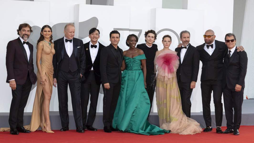 Режиссер «Дюны» Дени Вильнёв с актерами на Венецианском кинофестивале