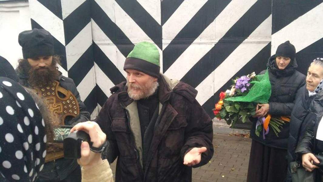 Эдуард Агеев во время выхода из СИЗО