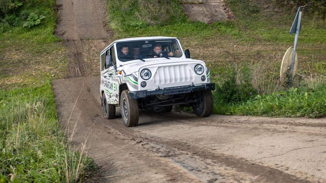 Масса автомобиля без нагрузки — 1966 кг