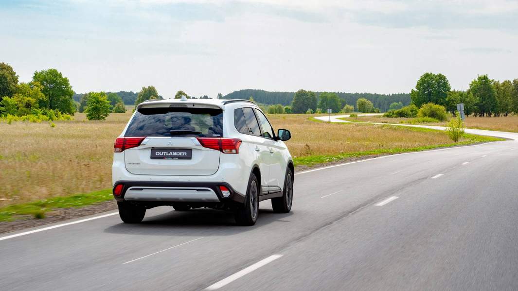 С места до «сотни» автомобиль с мотором 2,4 (167 л.с. и 222 Нм) разгоняется за 10,5 с. Максимальная скорость — 198 км/ч. Средний расход бензина — 8,1 литра