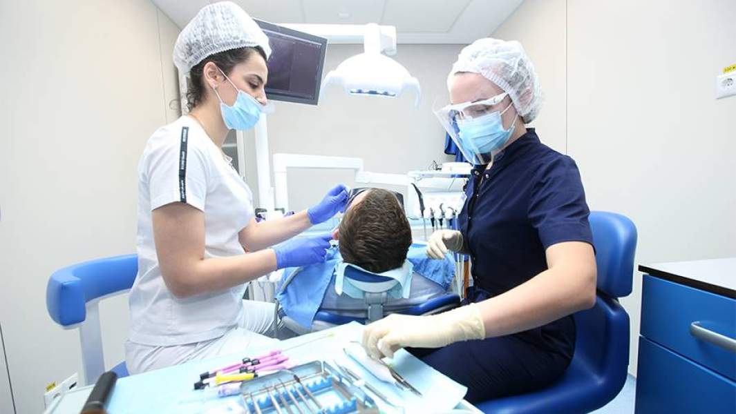 стоматолог