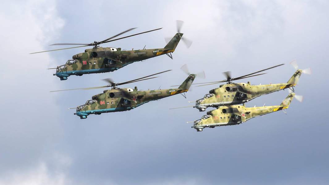 Ударные вертолеты Ми-24 во время основного этапа учений «Запад-2021» на полигоне Мулино в Нижегородской области