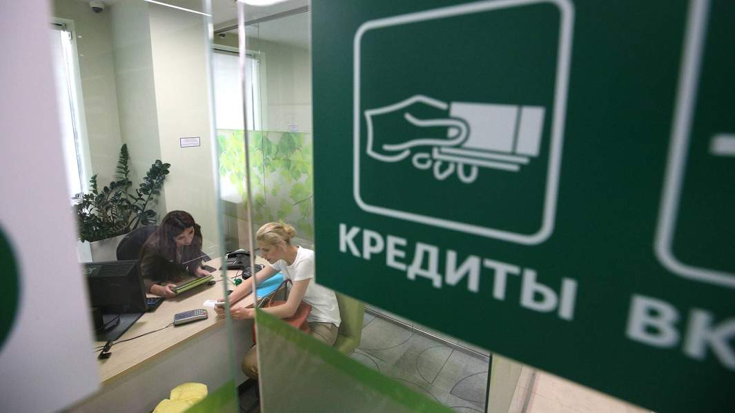 Женщина в отделении банка