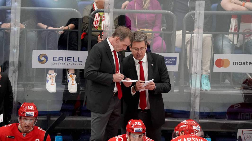 Тренеры «Спартака» Олег Знарок (слева) и Харийс Витолиньш во время матча