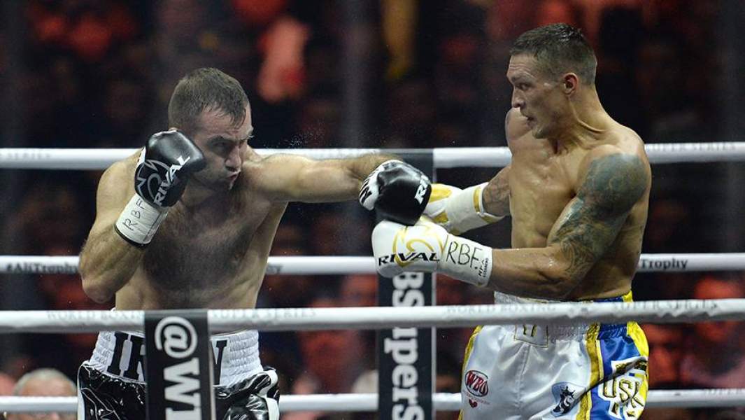 Справа налево: Александр Усик (Украина) и Мурат Гассиев (Россия) в финальном бое Всемирной боксерской суперсерии (WBSS) в первом тяжелом весе за звание абсолютного чемпиона мира