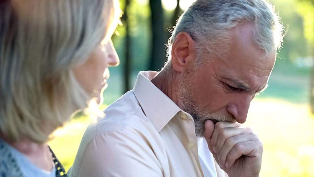 Мужчина с родственницей на лавочке в парке