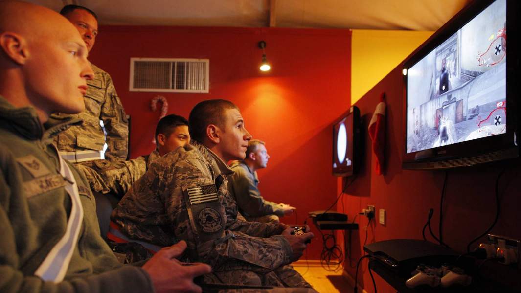 Военные армии США играют в Call of Duty