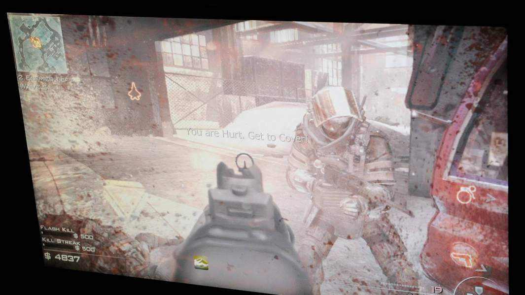 Игра Call of Duty на экране монитора