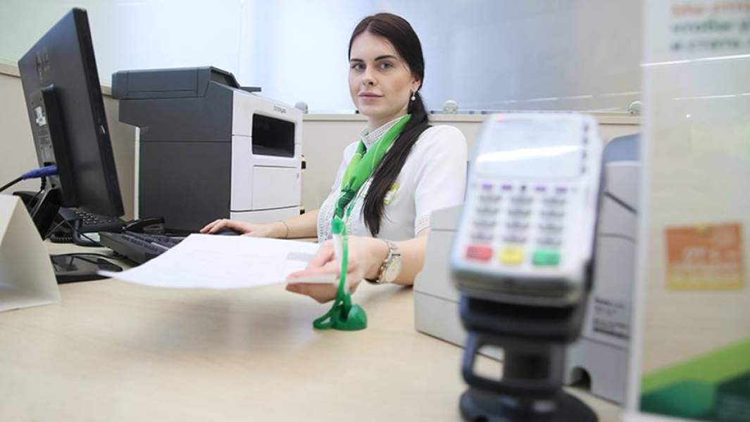 Сотрудница банка за работой