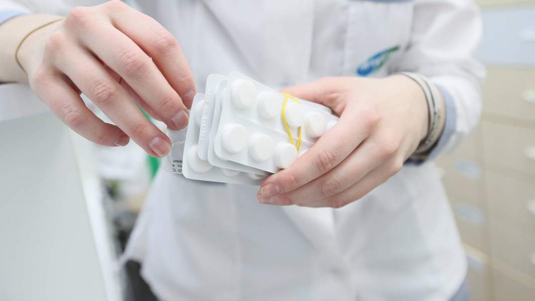 таблетки в аптеке