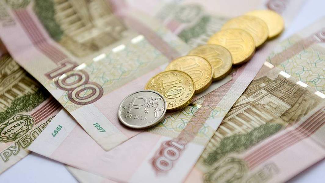 Купюры рублей и монеты