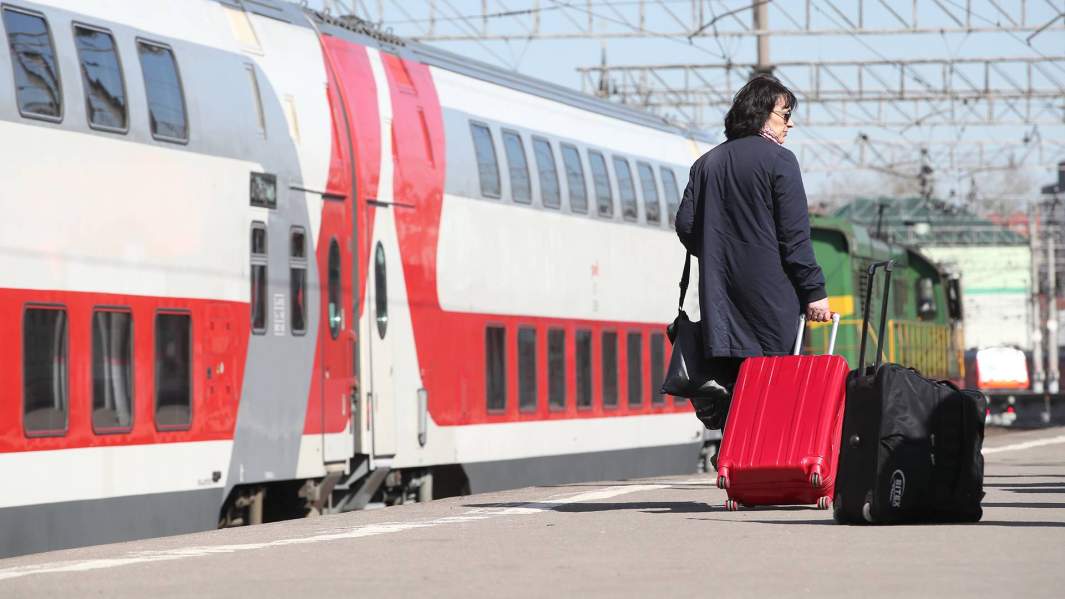 Женщина с багажом на перроне вокзала