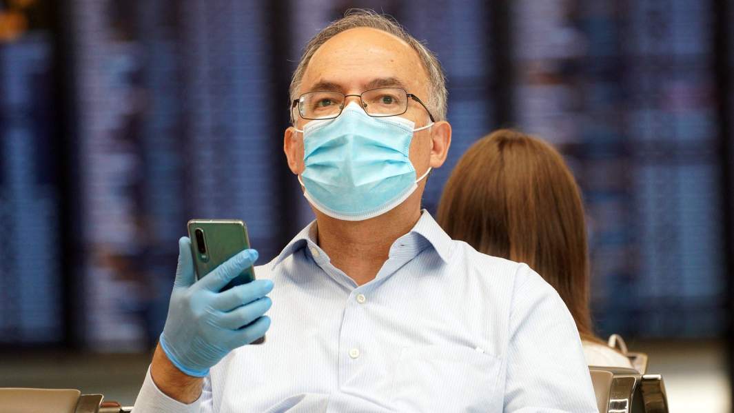 Мужчина со смартфоном