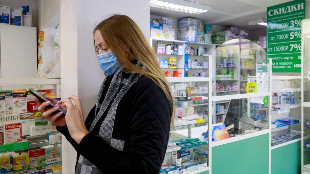 девушка в аптеке