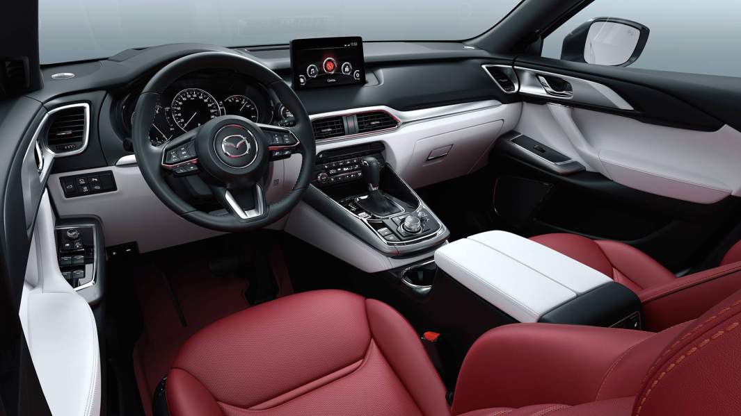 Интерьер версии Century Edition трехцветный. Лицевая обивка сидений — из натуральной кожи. Оснащение аналогичной версии Exclusive