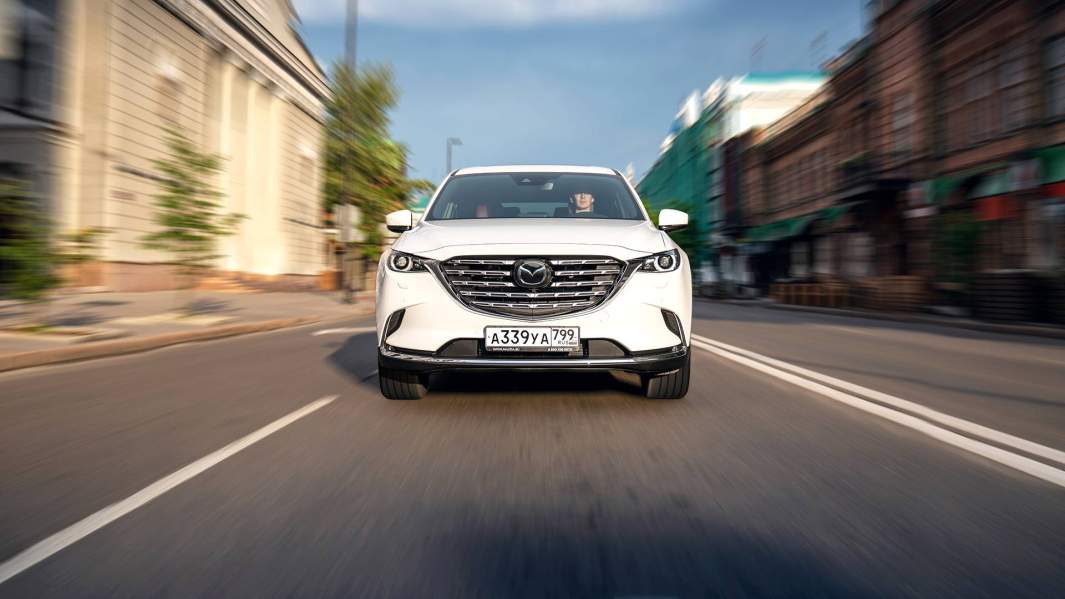 С места до «сотни» двухтонный кроссовер с турбомотором 2,5 (231 л.с. и 420 Нм) и 6-ступенчатым «автоматом» разгоняется за 8,6 с. Максимальная скорость — 210 км/ч. Средний расход — 9,2 л на 100 км