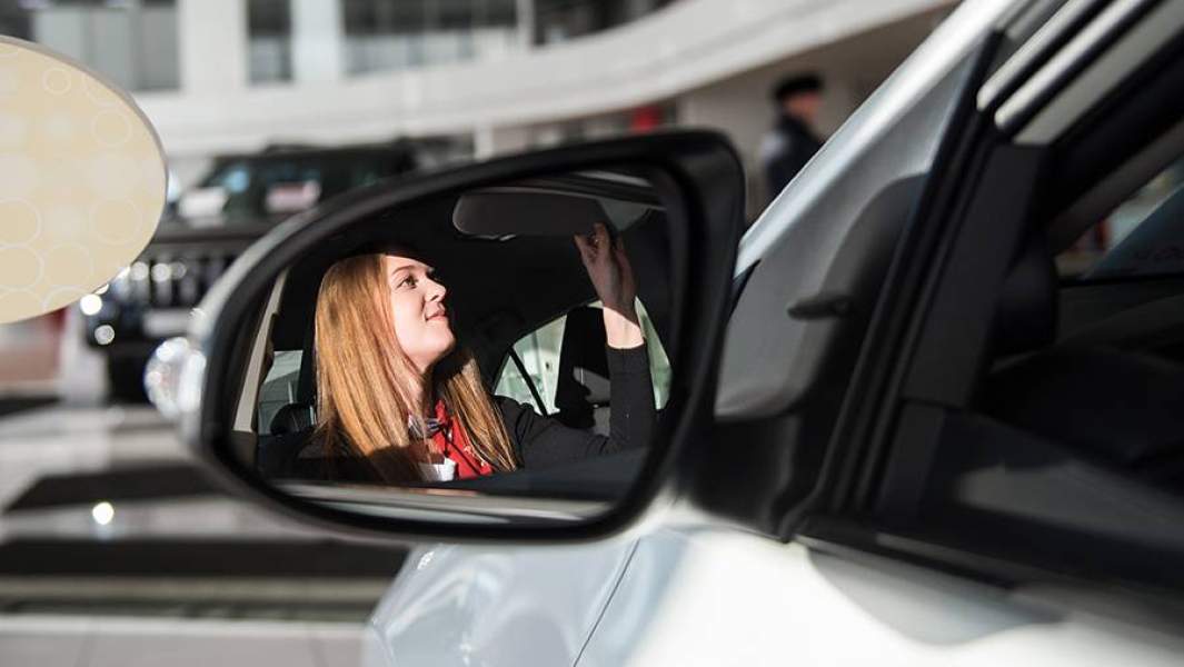 Посетительница в автосалоне