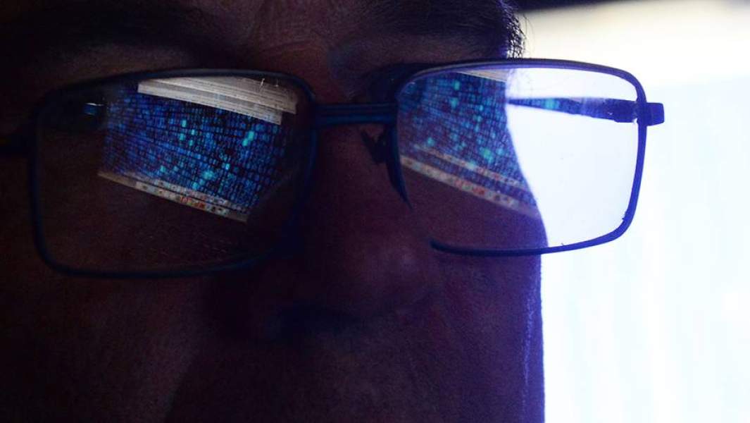 Мужчина работает за компьютером