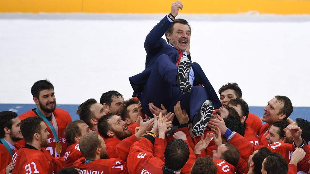 Главный тренер российских хоккеистов Олег Знарок на церемонии награждения призеров соревнований по хоккею среди мужчин на XXIII зимних Олимпийских играх