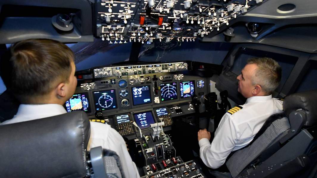 Пилоты во время занятий на авиатренажере