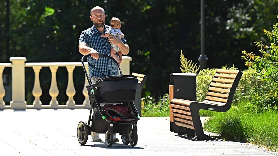 Мужчина гуляет с ребенком в парке