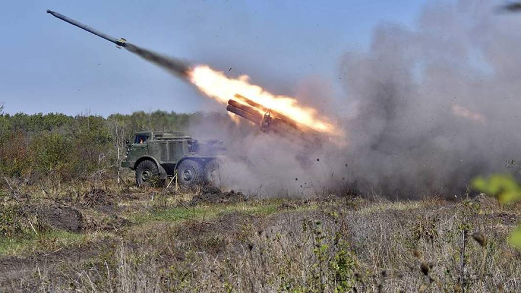 Реактивная система залпового огня (РСЗО) «Ураган» во время тактических артиллерийских учений