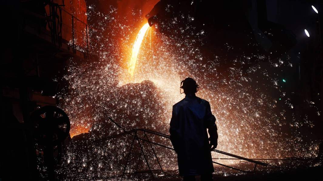 Рабочий в цехе электростали металлургического комбината