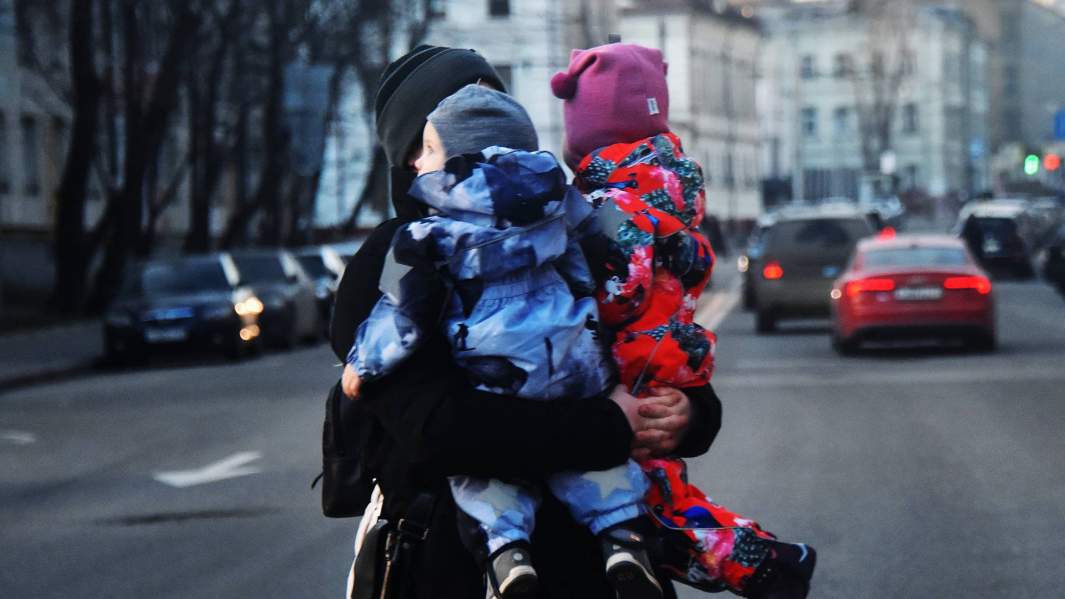 Женщина с двумя детьми