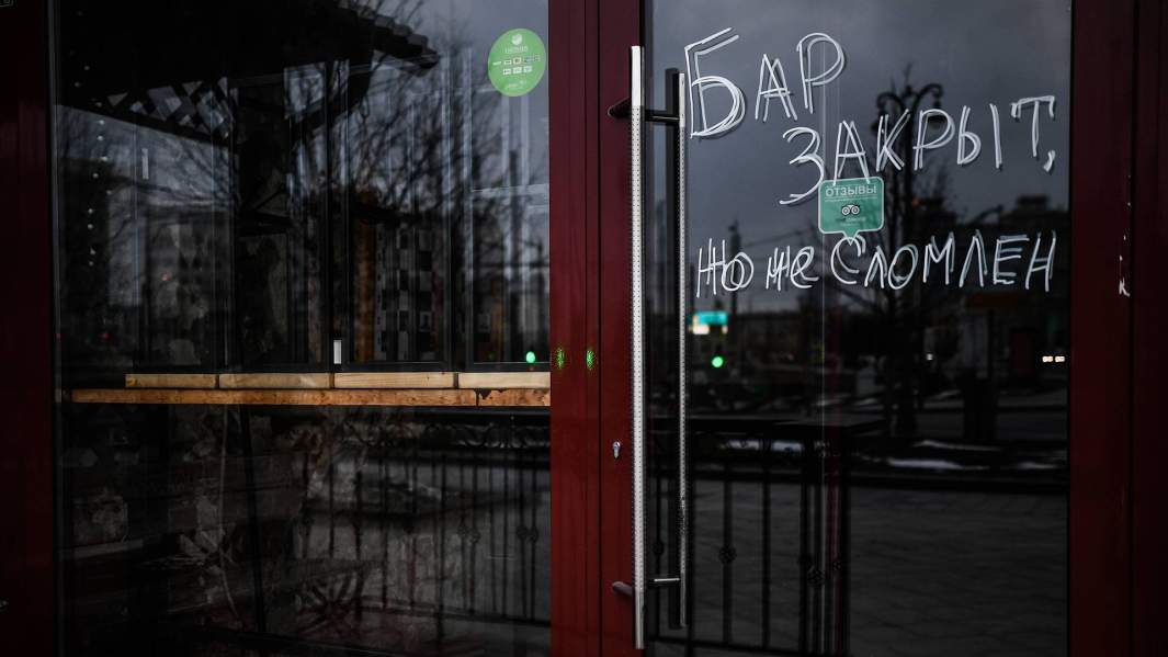 закрытый бар во время карантина в Москве