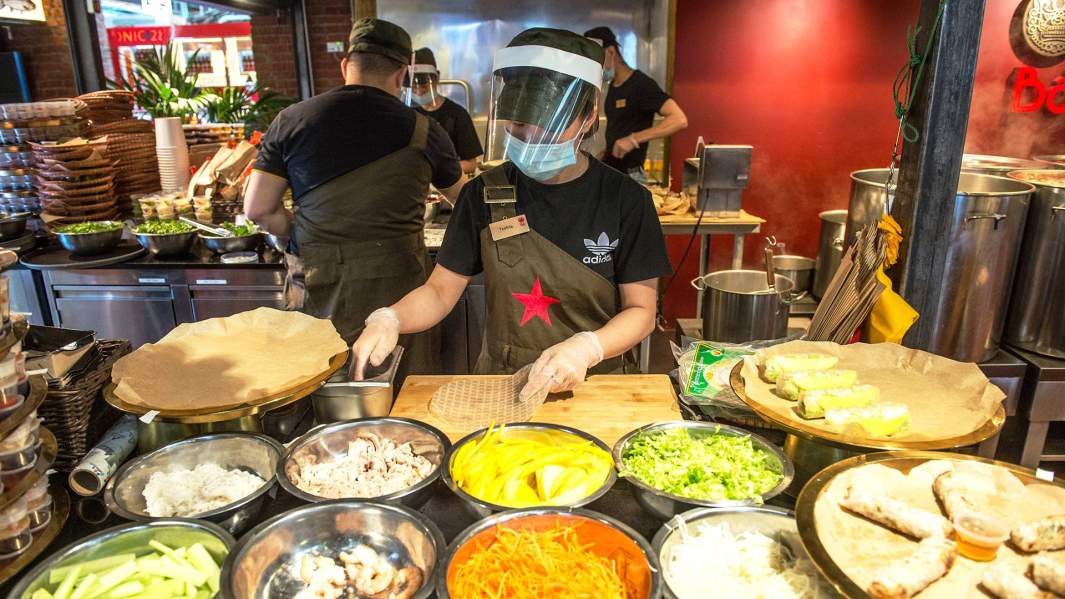 сотрудница общепита